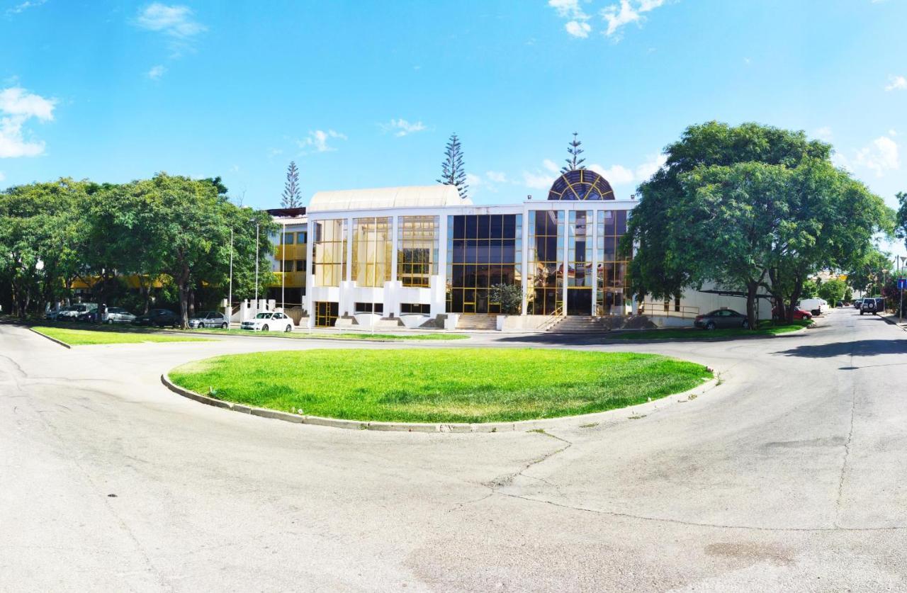 Moradia Geminada V0 - Localizacao Central - Privada Quarteira Exterior photo