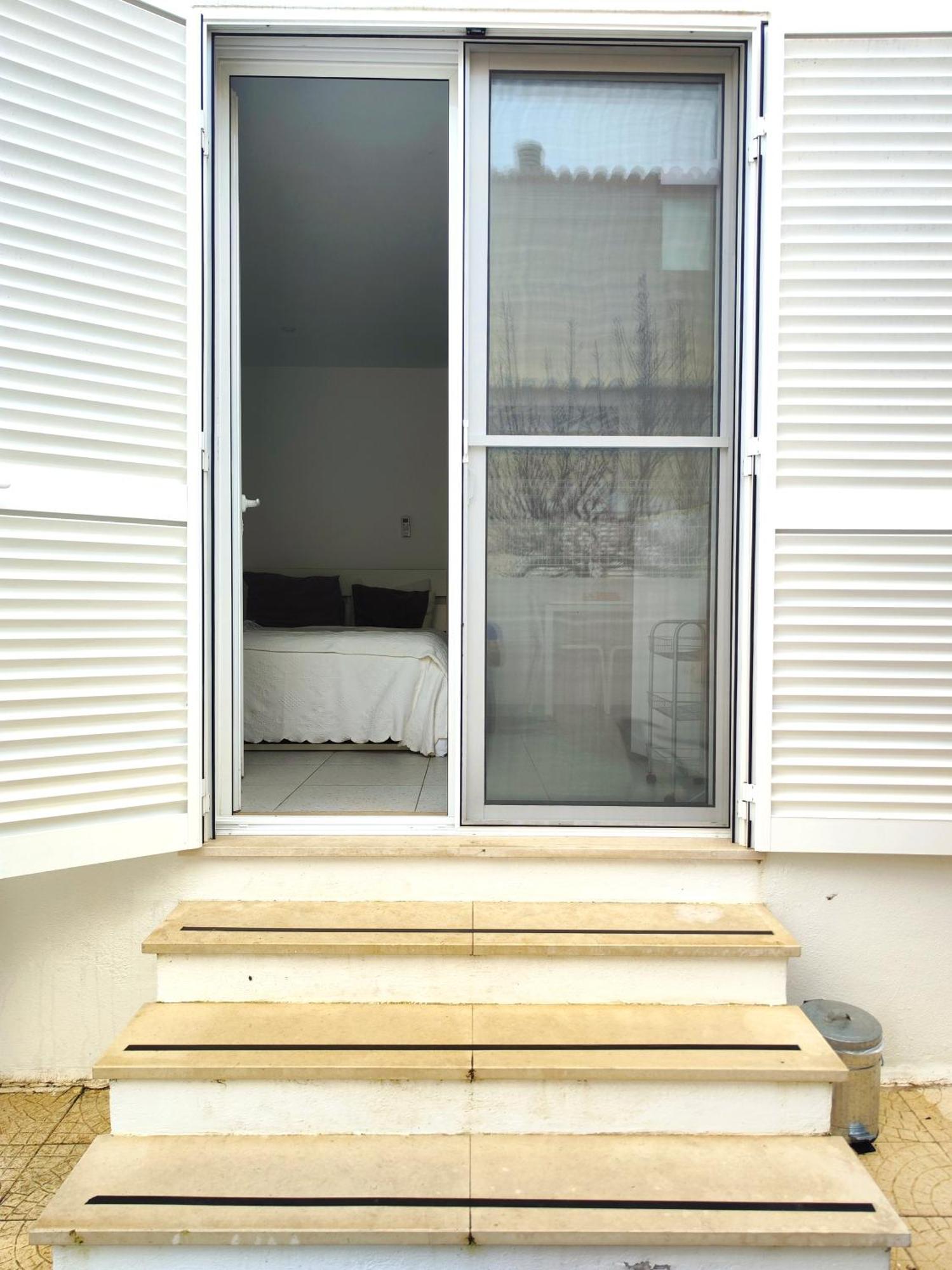 Moradia Geminada V0 - Localizacao Central - Privada Quarteira Exterior photo